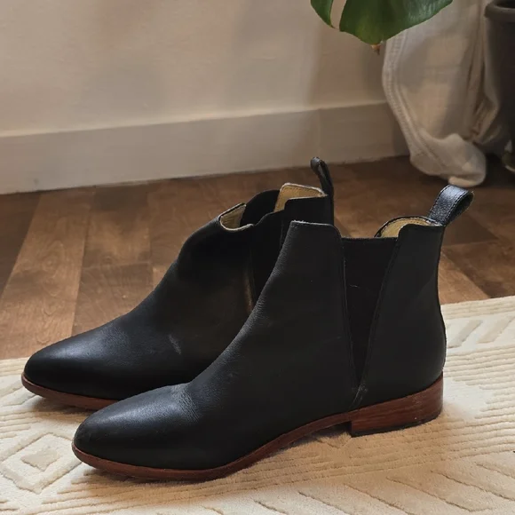 Classic Black Leather Ankle Booties with Elastic Panels - Picture 1 of 3